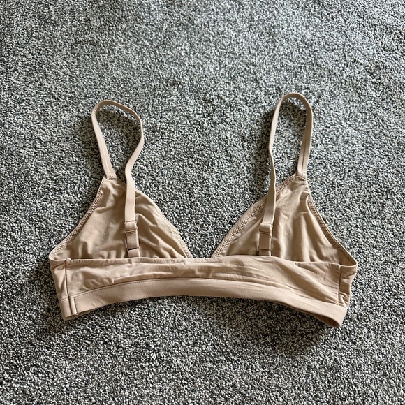 Skims Fits Everybody Triangle Bralette - Picture 7 of 8